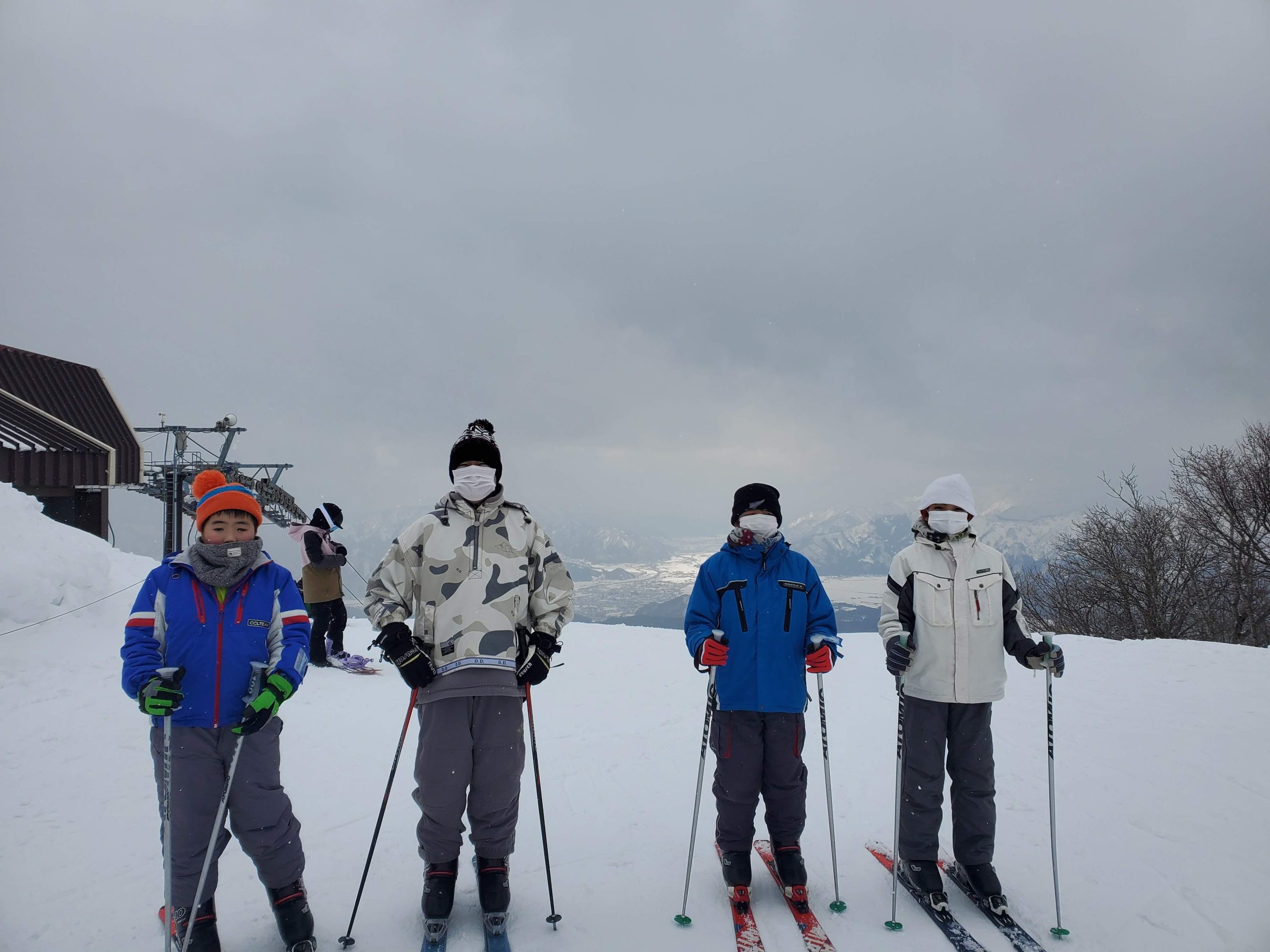 子供たちとスキーへ。天気が悪い中楽しめました