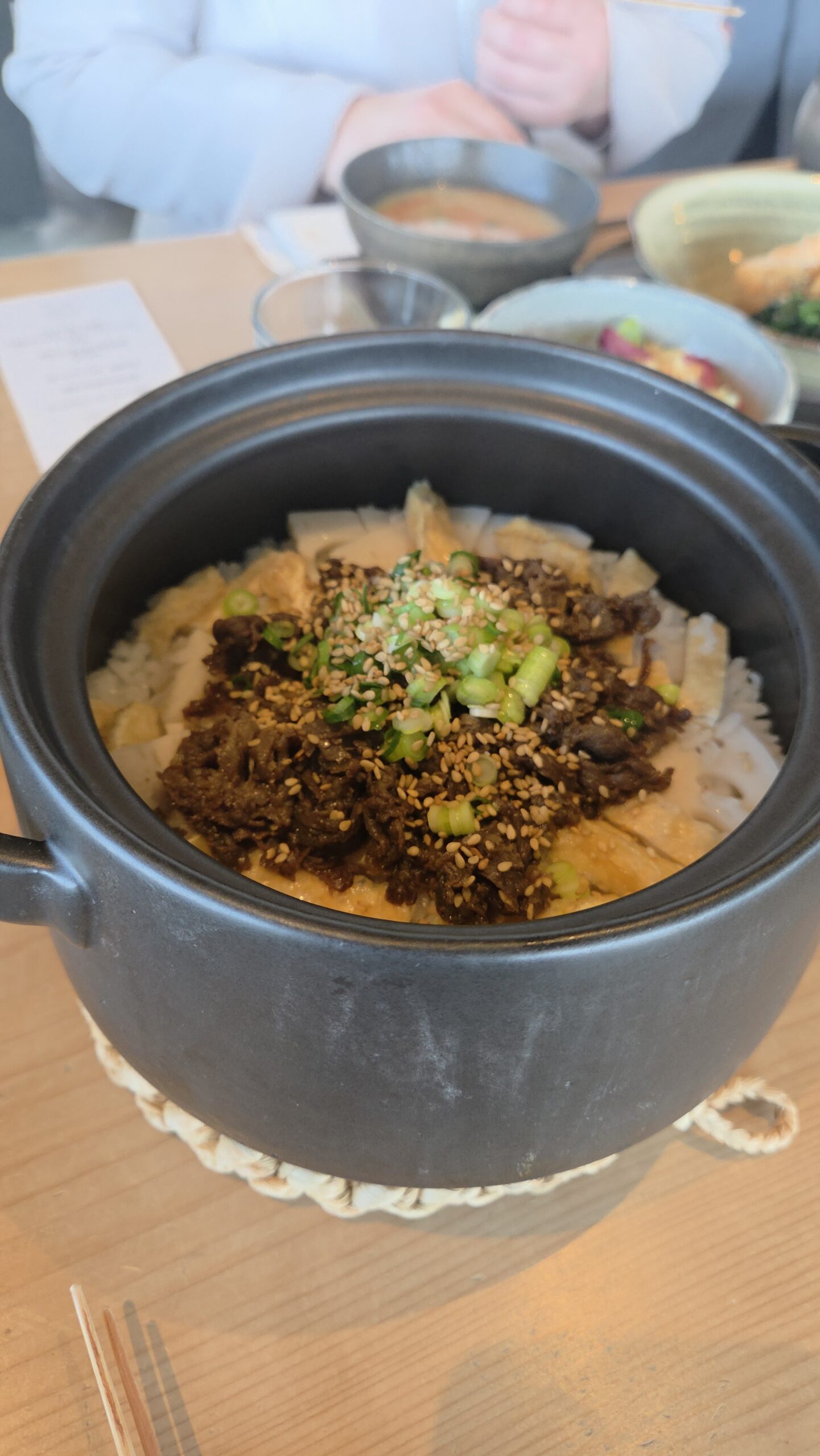 れんこんの炊き込みご飯を出していただいているとの事で、居てもたってもいられず食べに行ってきました!!